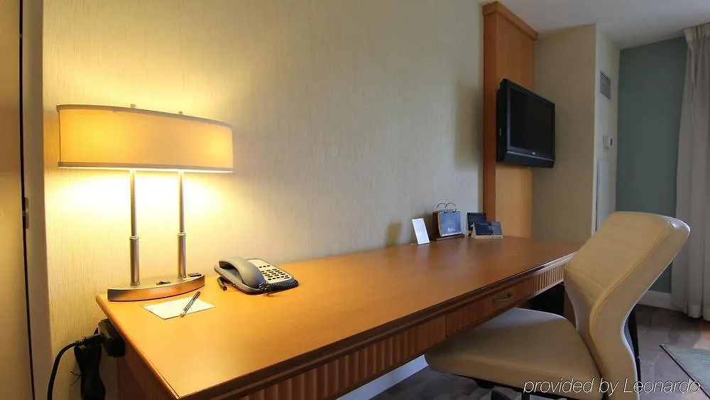 Best Western Premier Toronto Airport Carlingview Hotel 3*,